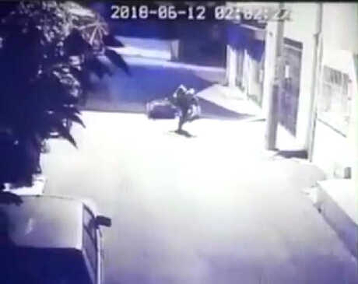Polis ve Bekçinin Hırsız Kovalamacası Kamerada