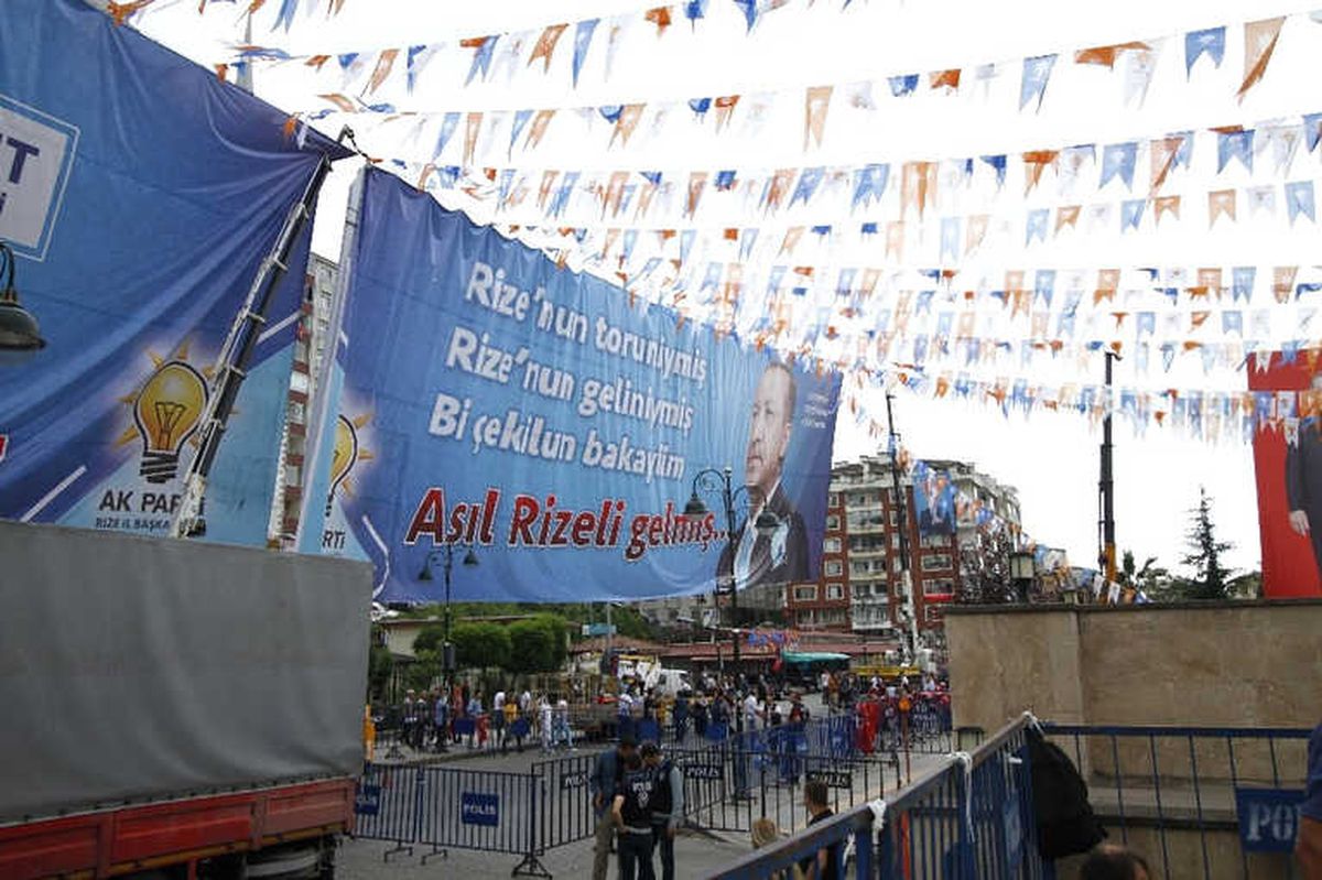 Rize\'de Akşener ve İnce\'ye Pankartlı Yanıt