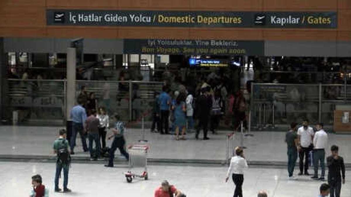Sabiha Gökçen Havalimanı\'nda Bayram Yoğunluğu