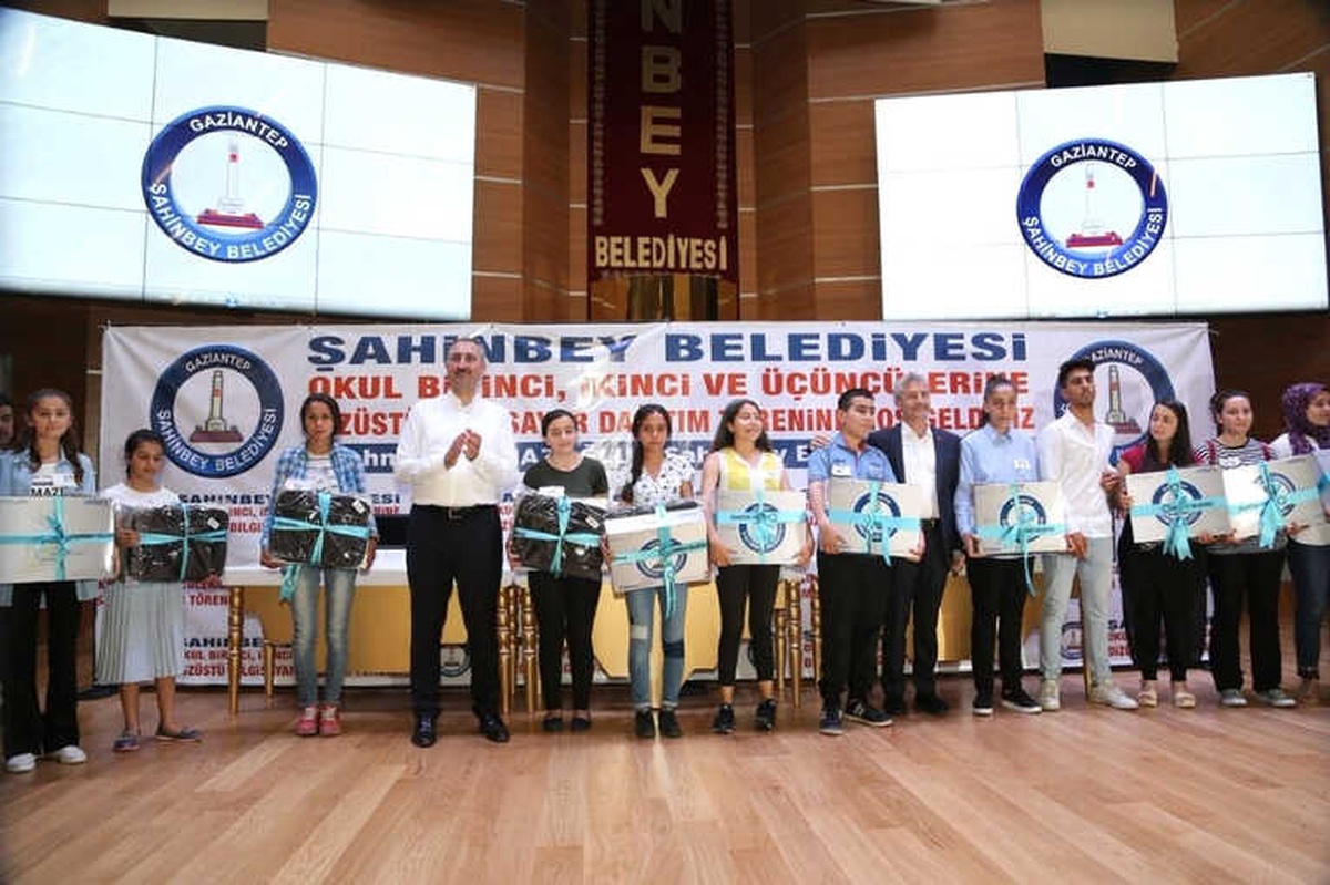 Şahinbey Belediyesi\'nden Başarılı Öğrencilere Bilgisayar