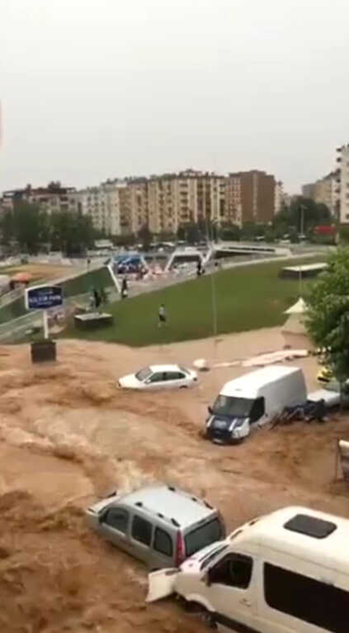Sel Suları Arasında Mahsur Kalan Şoför Minibüsün Camından Çıkıp Son Anda Kurtuldu