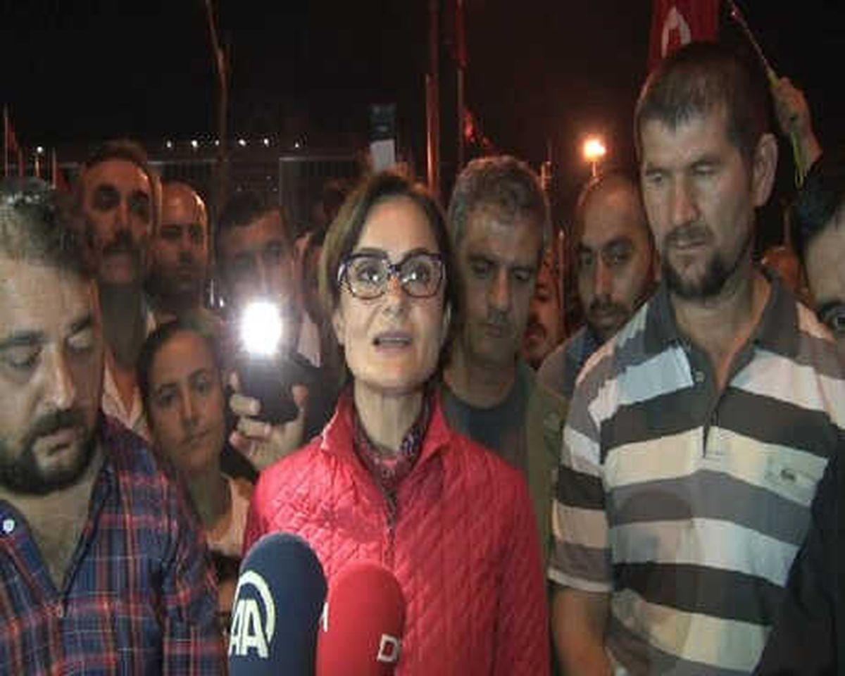 Servisçilerden İbb Önünde Plaka Tahdit Eylemi