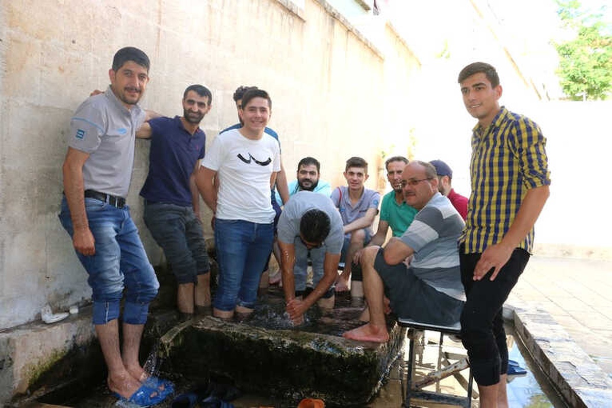 Sıcaklar Arttı, Vatandaşlar Süs Havuzuna Koştu