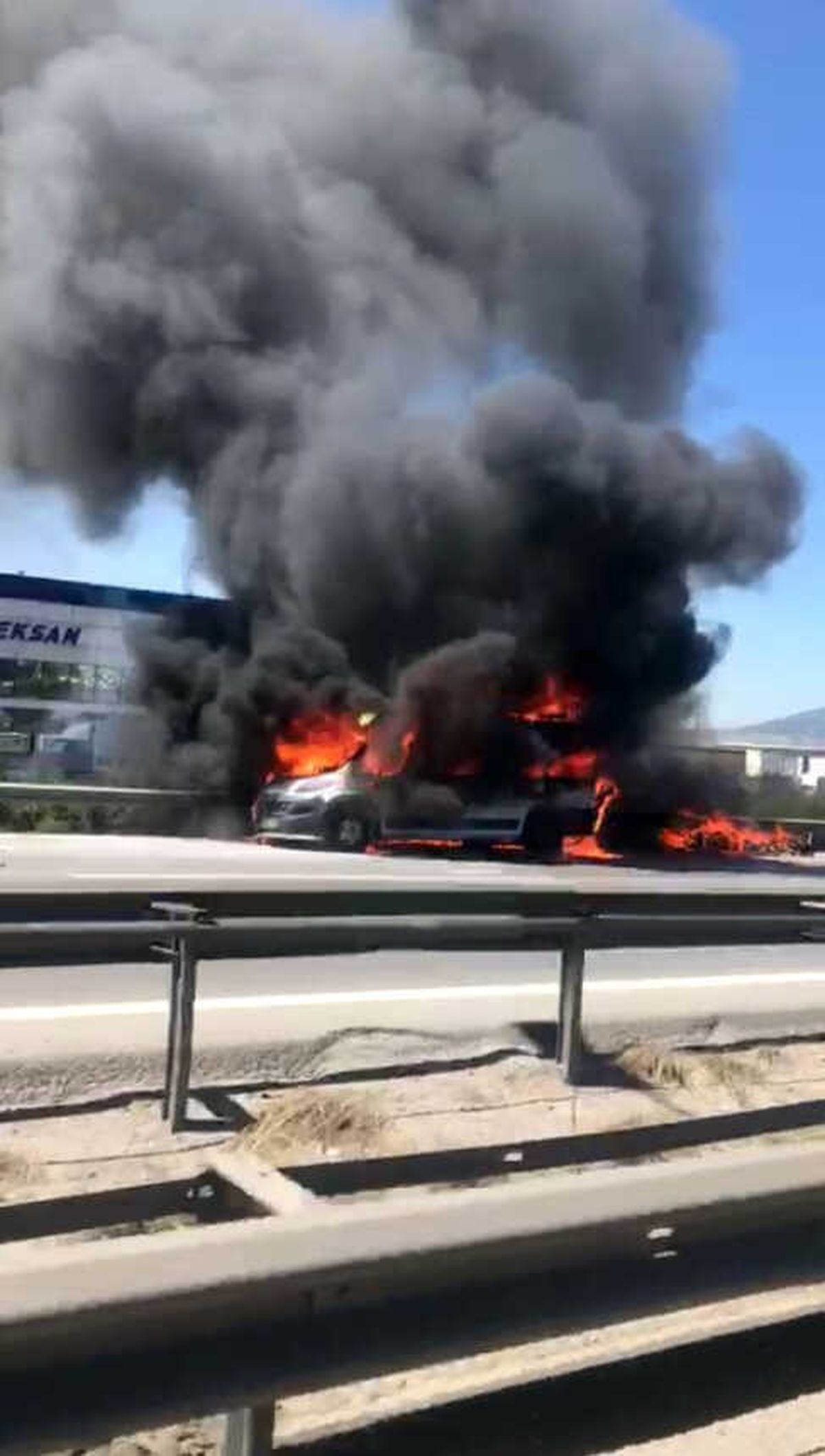 Tem Otoyolu\'nda Minibüs Alev Alev Yandı