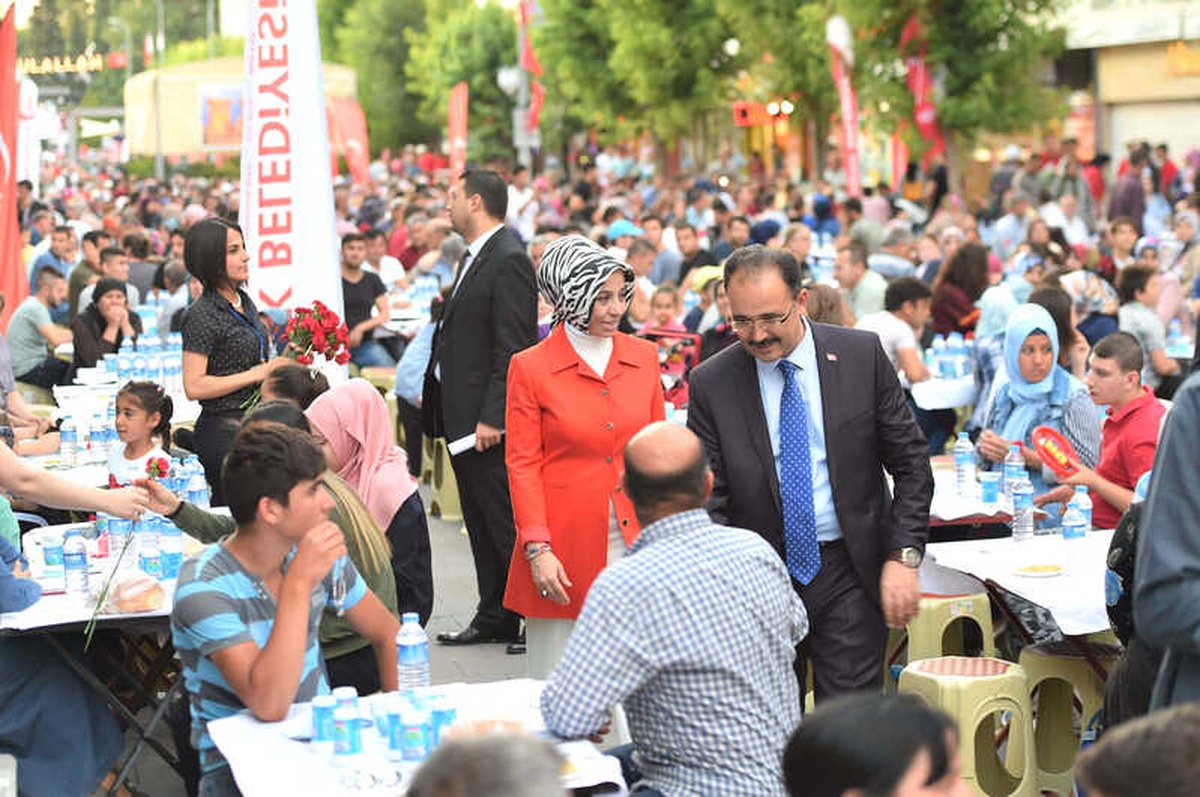 Uşak Belediyesi Türkiye\'nin En Büyük İftar Sofrasını Açtı