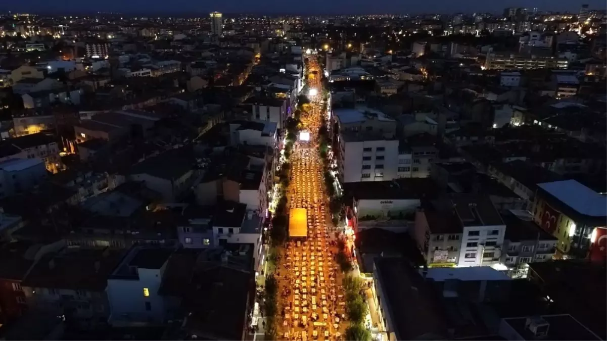 Uşak\'ta 30 Bin Kişi Birlikte İftar Yaptı