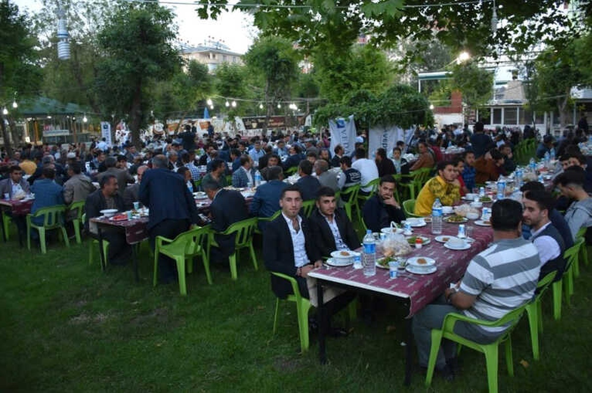 Vedaş ve Türkerler Vepsaş\'tan 15 Bin Kişiye İftar