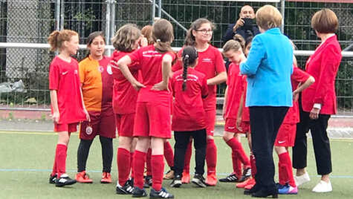 Zirveden Önce Çocuk Futbolcuları Ziyaret Etti