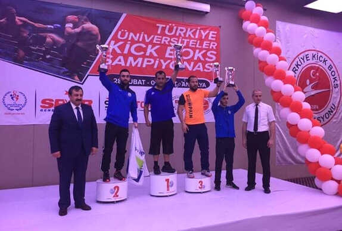 41 Yaşında Üniversiteden Mezun Olarak Gençlere Örnek Oldu