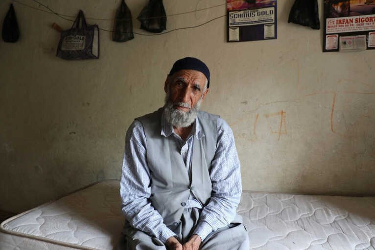 77 Yaşındaki Şehmus Ded Tek Odalı Evde Yaşam Mücadelesi Veriyor
