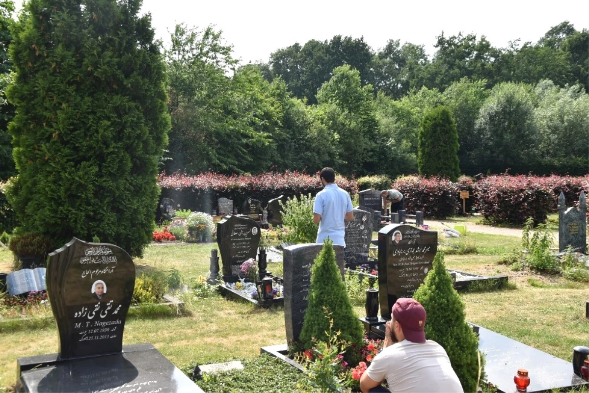 Almanya\'daki Türkler Arife Günü Mezarlıkları Ziyaret Etti
