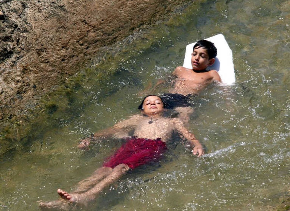 Antalya\'da Denize Gidemeyen Çocukların Su Kanalında Tehlikeli Rafting Keyfi