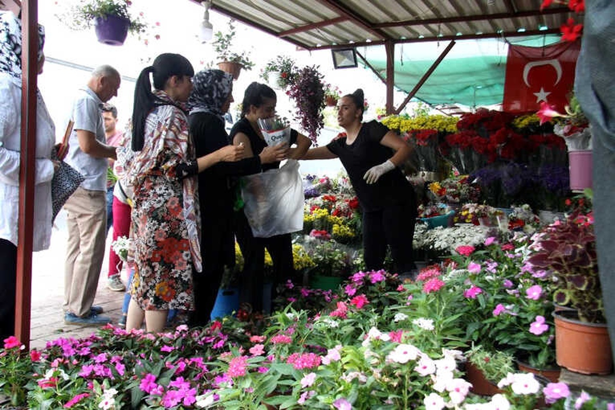 Antalya\'da Mezarlıklarda Arife Yoğunluğu