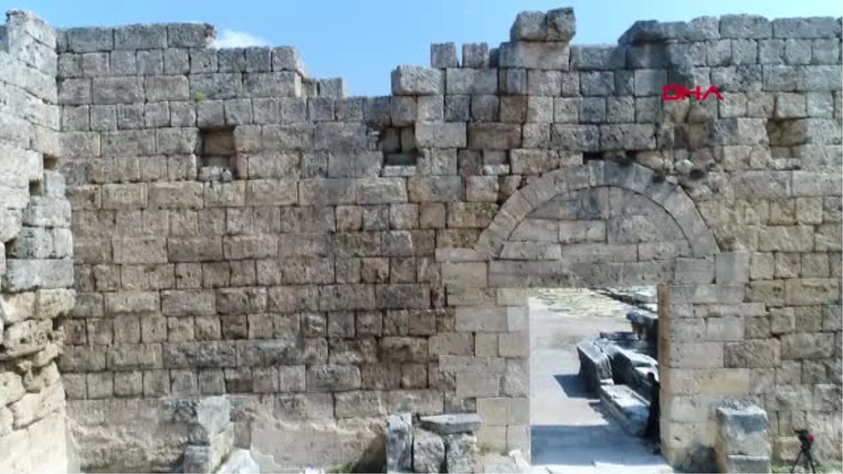 Antalya Vali\'nin İlk Kazmayı Vurduğu Yerde İlk Kadın Başkanın Anıt Mezarının Podyumu Çıktı