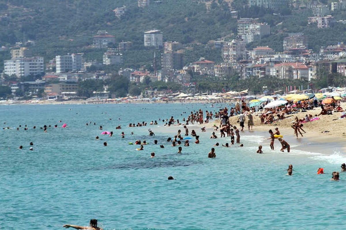 Antalya\'ya Denizden ve Havadan Turist Yağdı