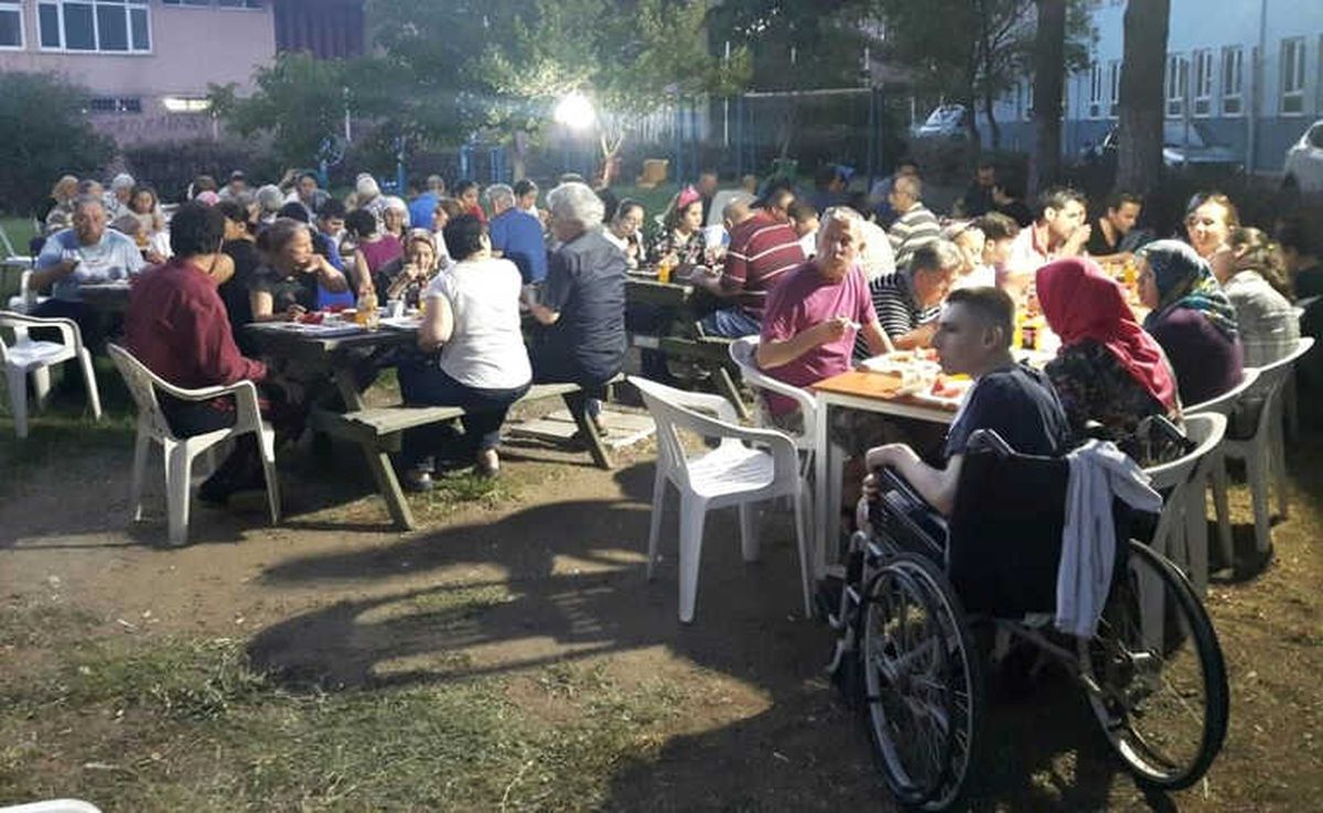 Ayvalık\'ta Engellilerden Geleneksel İftar