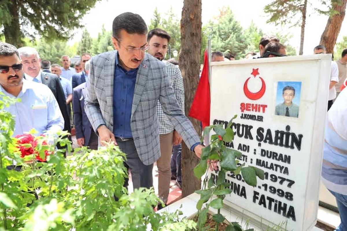 Bakan Tüfenkci Şehitliği Ziyaret Etti