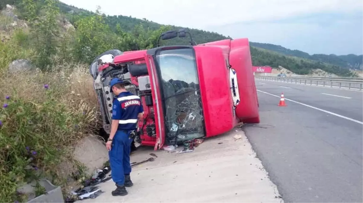 Bariyerlere Çarpan Tır Devrildi, Sürücü Öldü