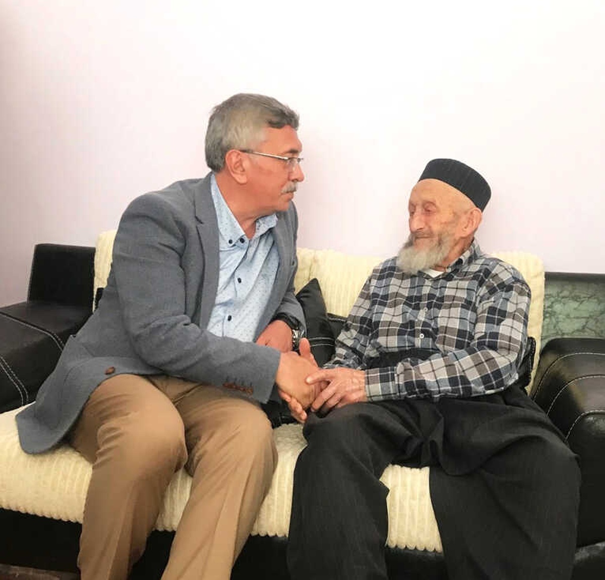 Başkan Çetin, Asırlık Çınarları Ziyaret Edip Hayır Dualarını Alıyor