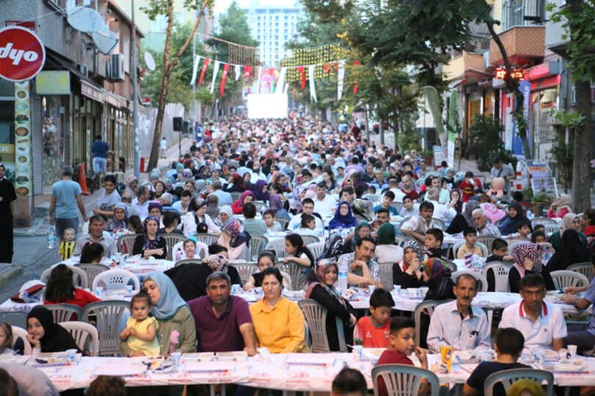 Bayrampaşa\'da 100 Bin Komşu İftarda Buluştu
