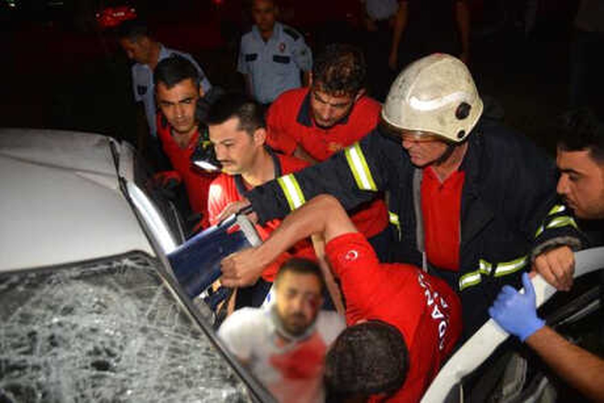 Beton Bariyere Çarpan Otomobilin Sürücüsü Yaralandı
