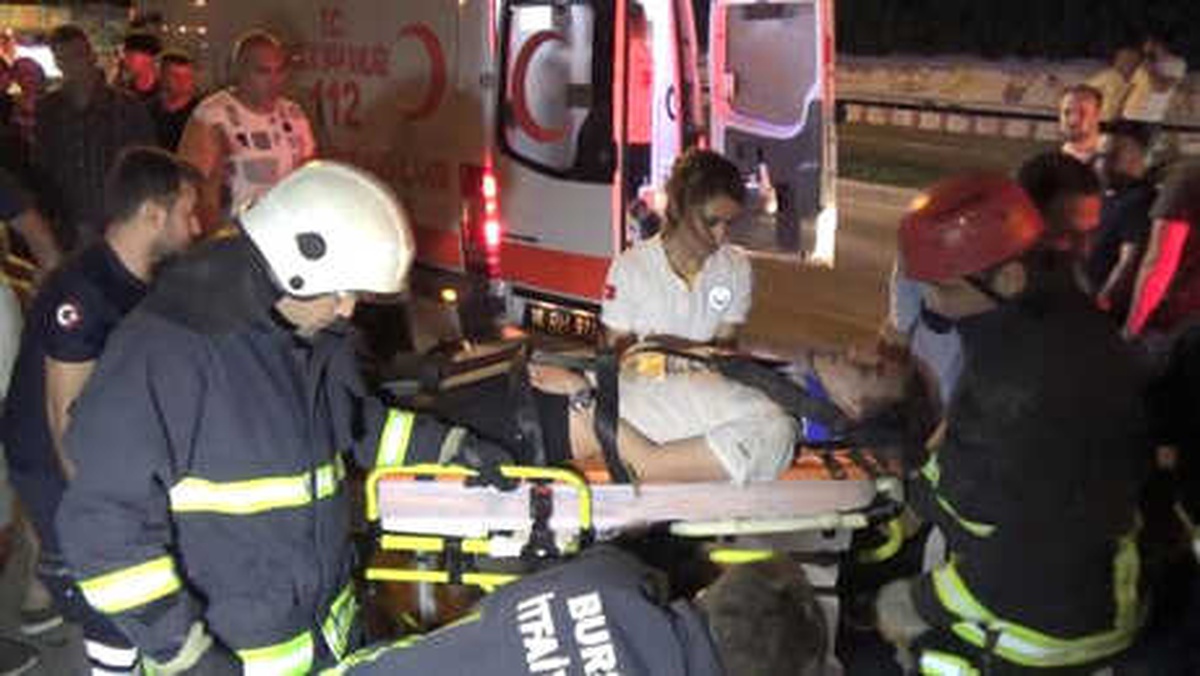 Bursa\'da Otomobil Su Kanalına Uçtu: 2 Yaralı