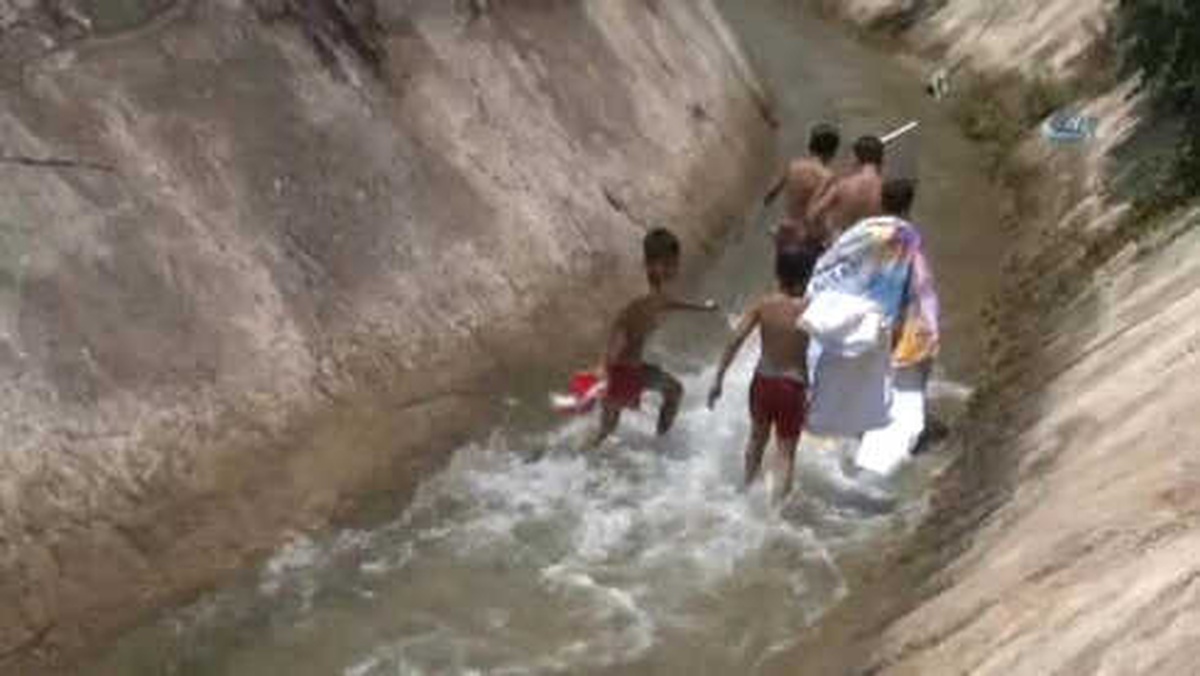 Çocukların Su Kanalında Tehlikeli Rafting Keyfi