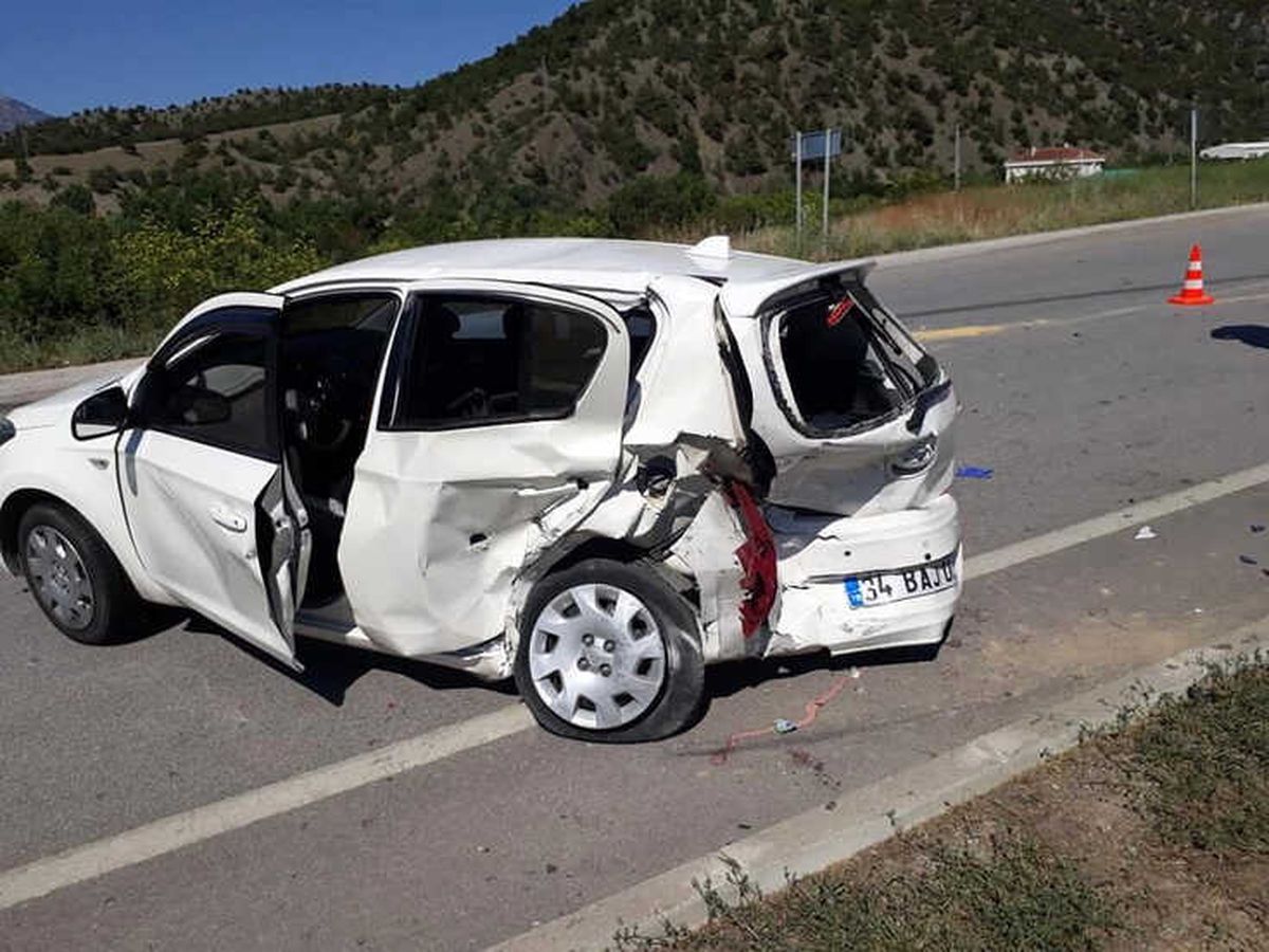 Çorum\'da Otomobiller Çarpıştı: 8 Yaralı