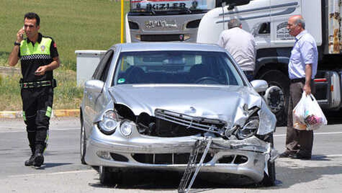 Danimarka Plakalı Otomobille Çarpıştı