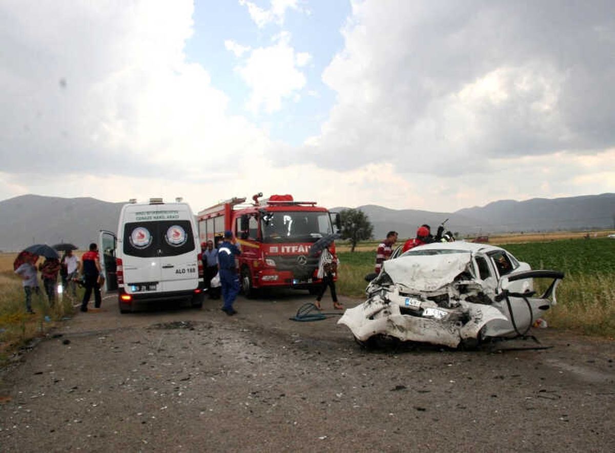 Denizli\'de Trafik Kazası: 3 Ölü