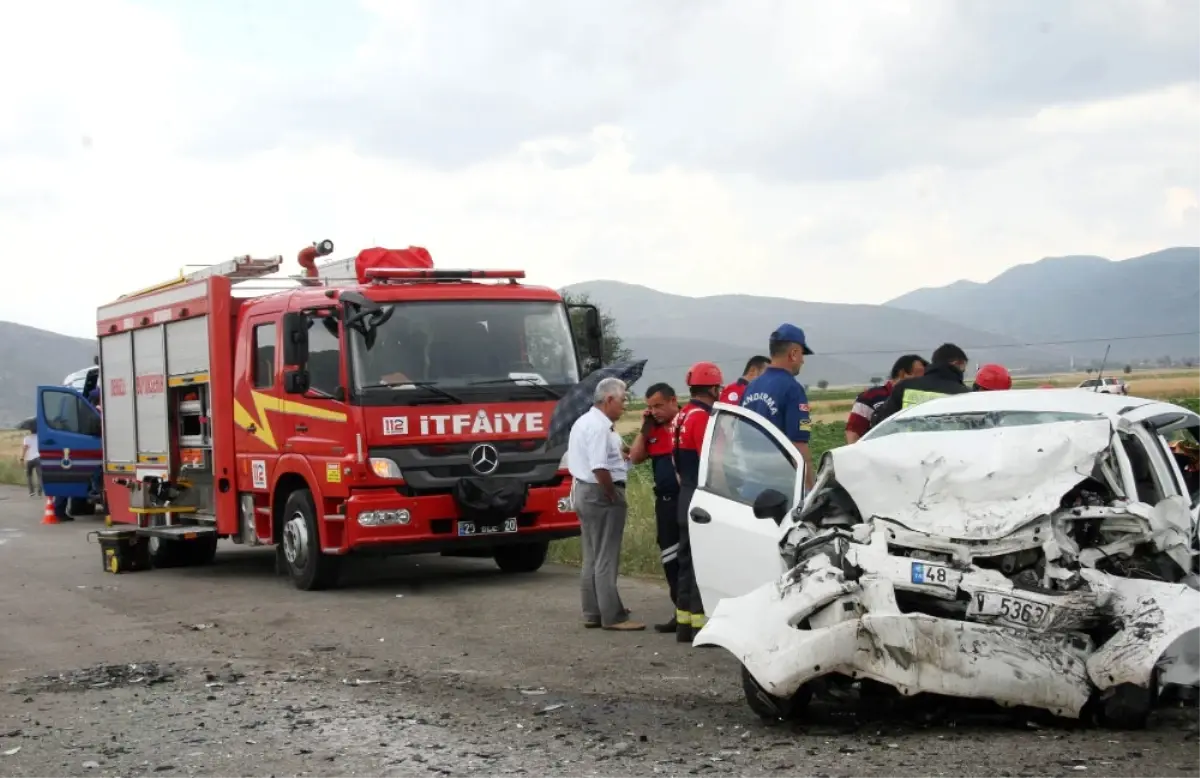 Denizli\'de Trafik Kazası: 3 Ölü