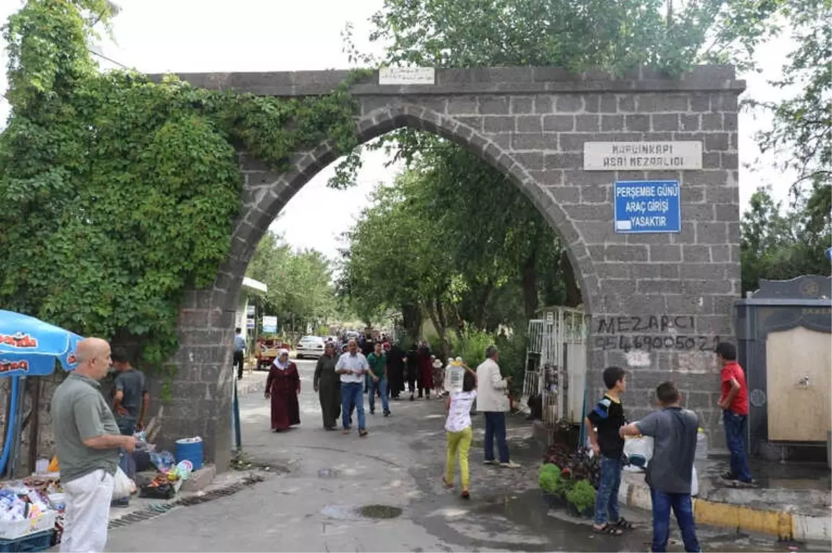 Diyarbakır\'da Mezarlıklar Bayram Öncesi Ziyaretçi Akınına Uğradı