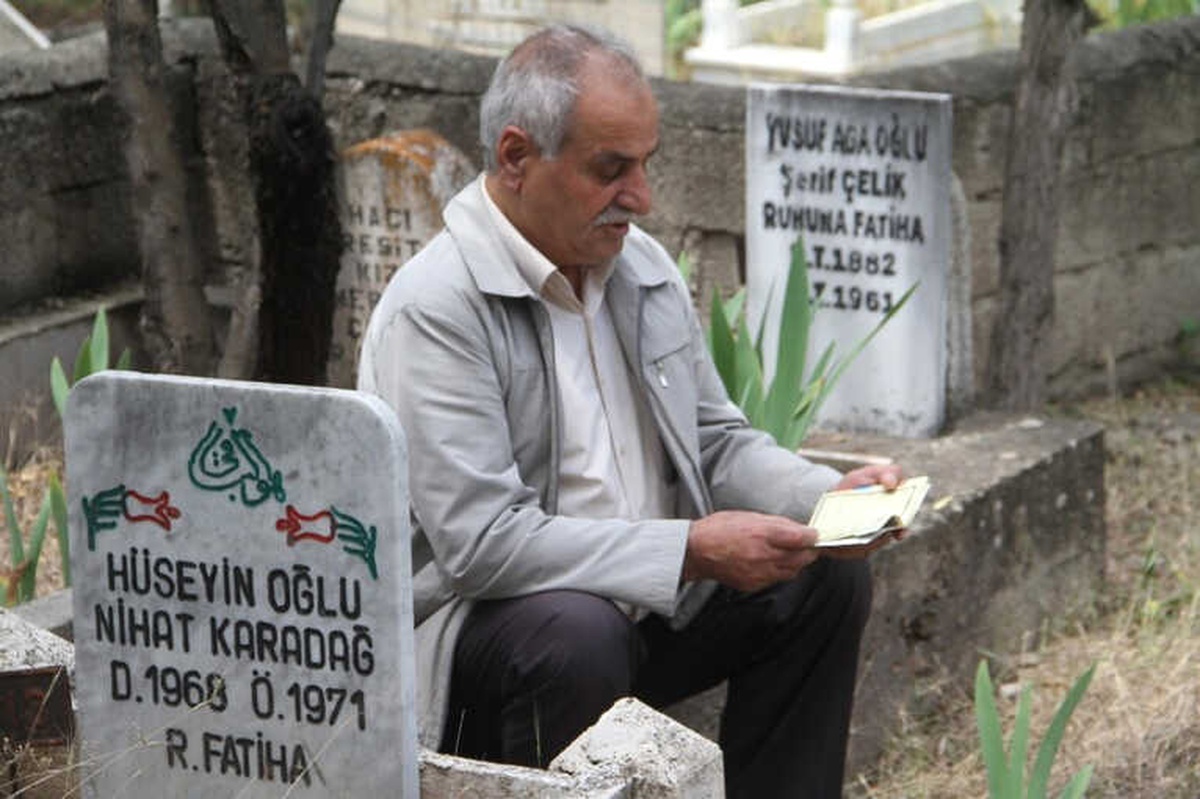 Elazığ\'da Arefe Günü Mezarlıklar Ziyaretçilerle Doldu