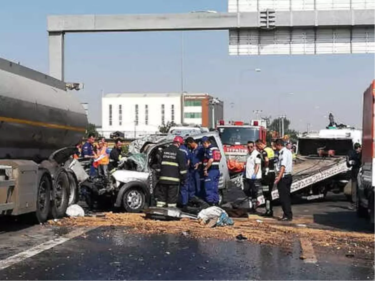 Emniyet Şeridinde Duran Tankere Çarptı: 2 Ölü