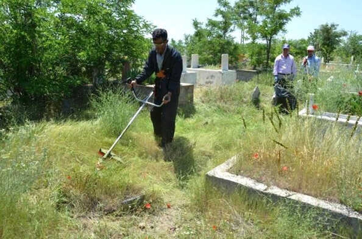 Erciş\'te Mezarlıklar Bayrama Hazır