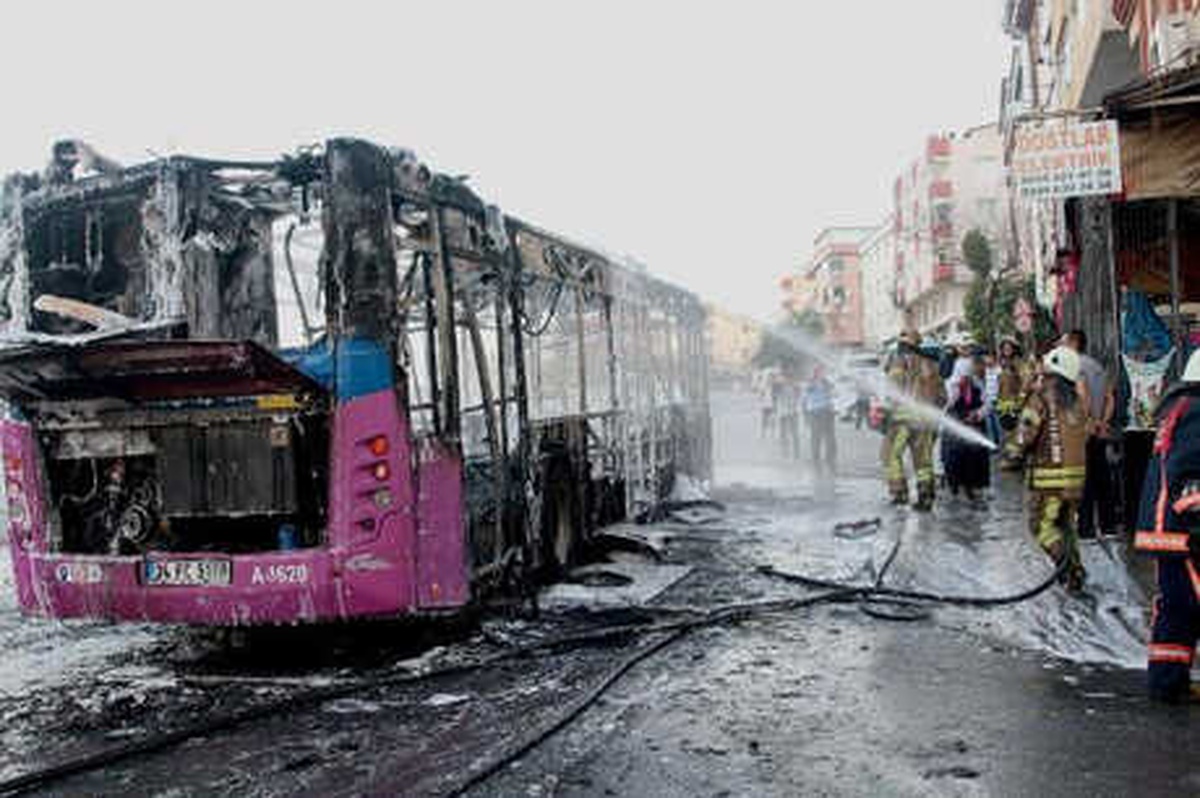 Gaziosmanpaşa\'da Halk Otobüsü Alev Alev Yandı