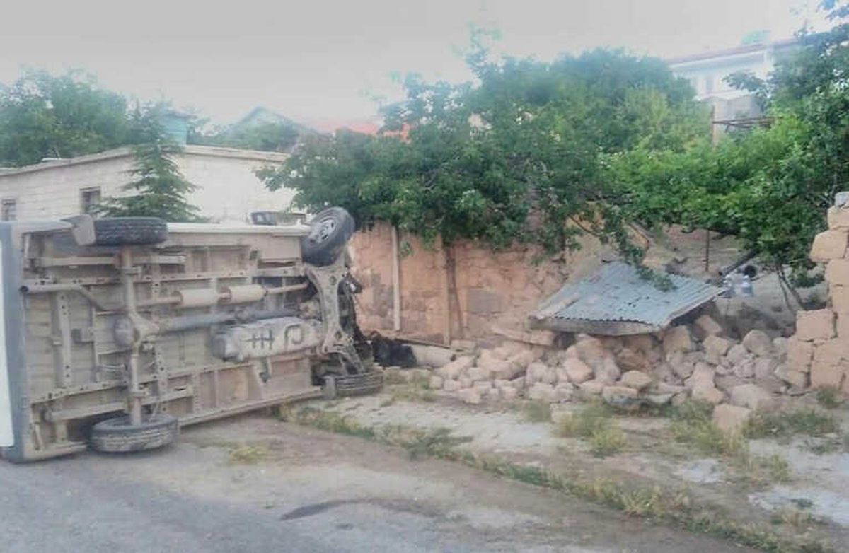 Hafif Ticari Araç Bahçe Duvarına Çarptı : 4 Yaralı