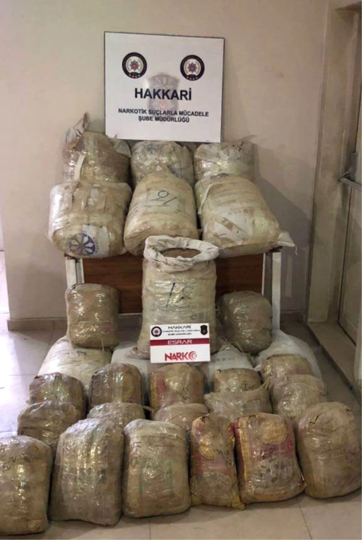 Hakakri\'de 858 Kilo Toz Esrar Ele Geçirildi