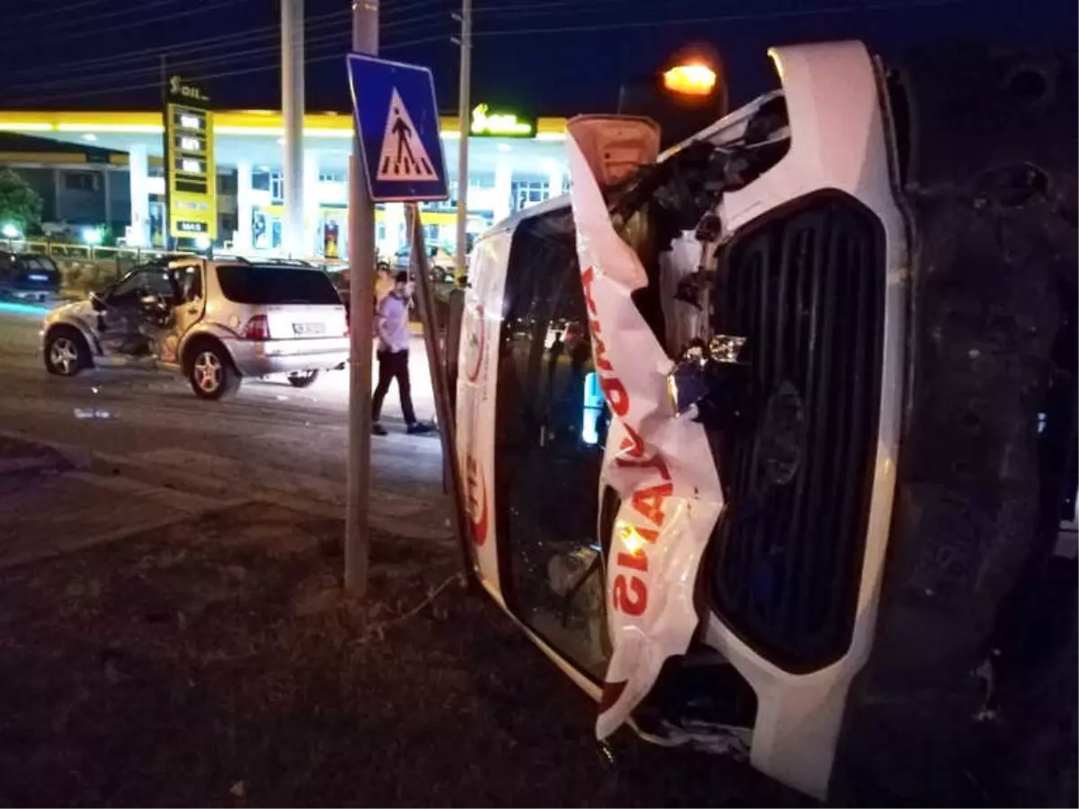 Hatay\'da Ambulansla Otomobil Çarpıştı: 5 Yaralı