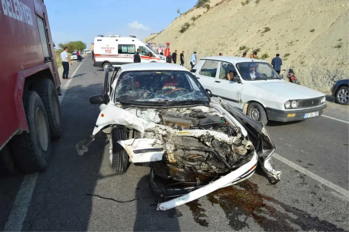 İki Otomobil Kafa Kafaya Çarpıştı: 10 Yaralı