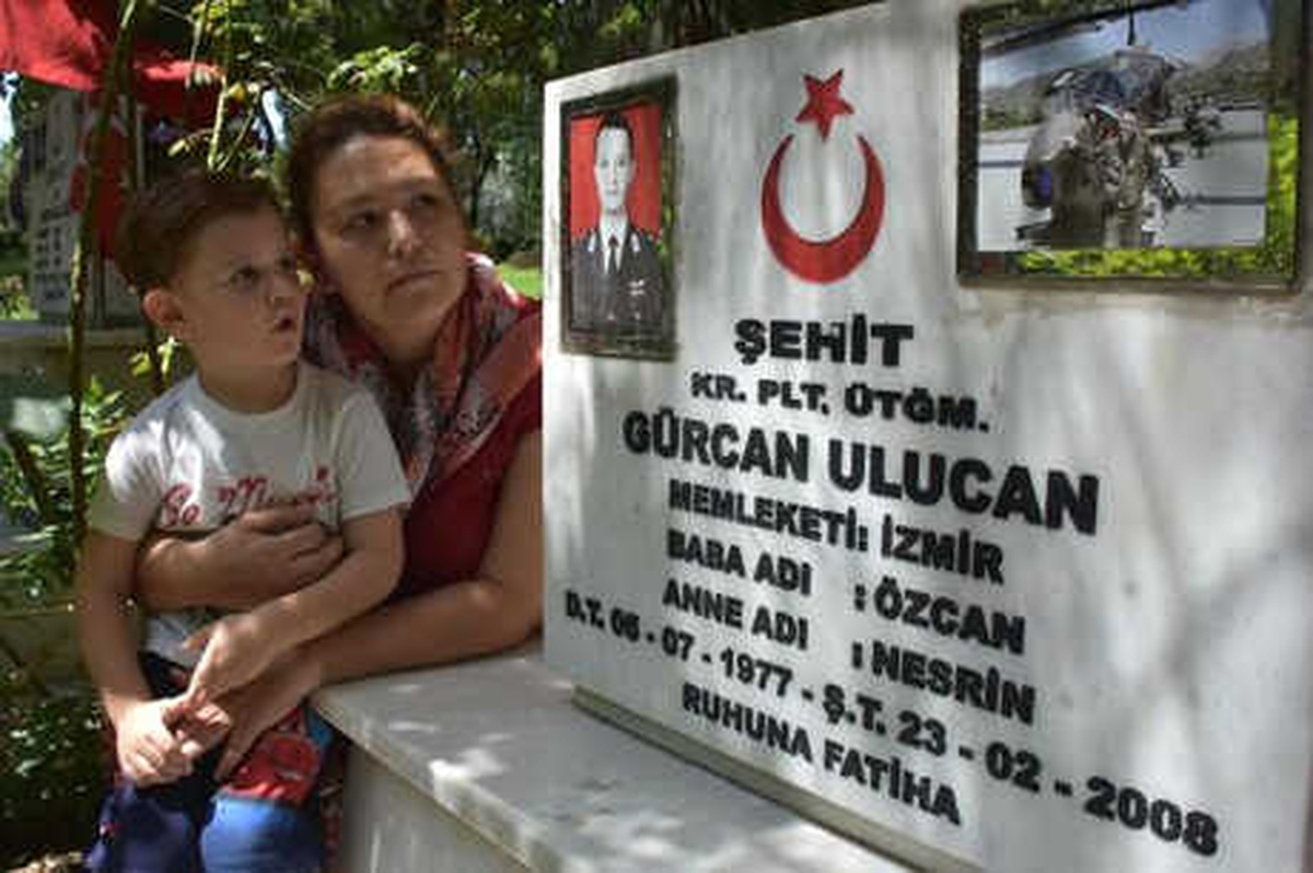 İzmirliler, Arife Günü Şehitlerine Koştu