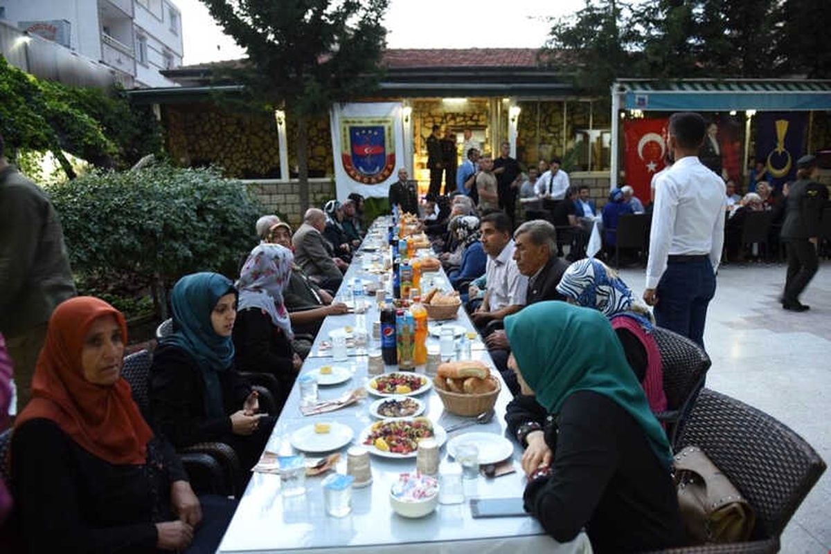 Jandarma Tarafından Şehit Aileleri ve Gaziler Onuruna İftar Yemeği Verildi