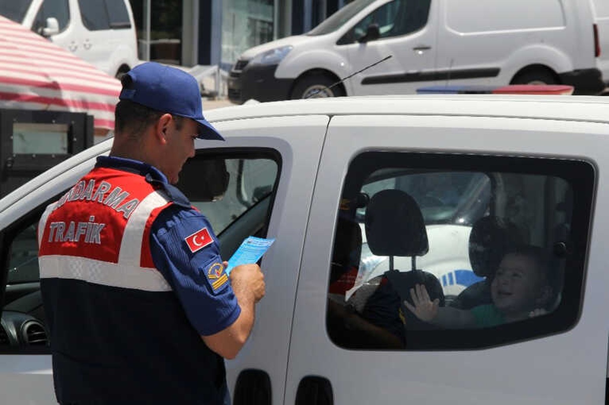 Kontrol Sırasındaki Jandarmaya Küçük Çocuktan Sevgi Gösterisi