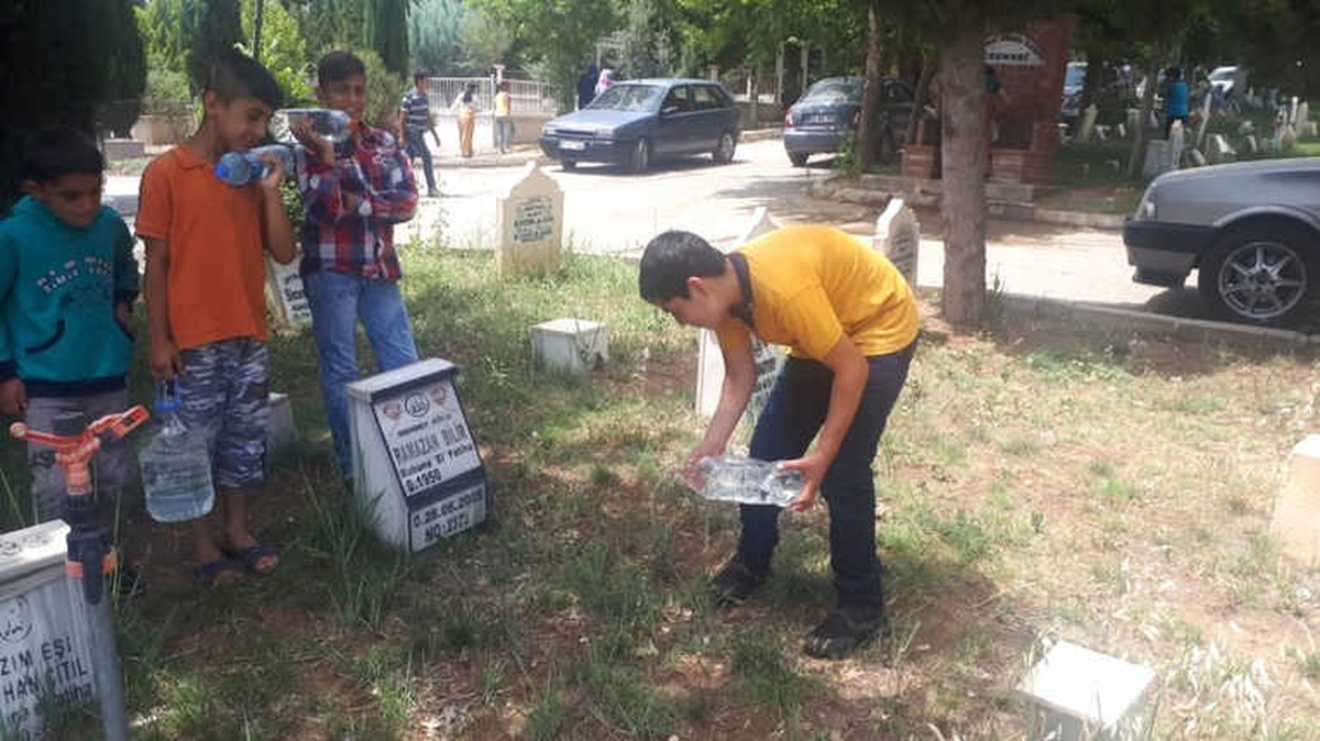 Mezarlık Sulayarak Para Kazanıyorlar