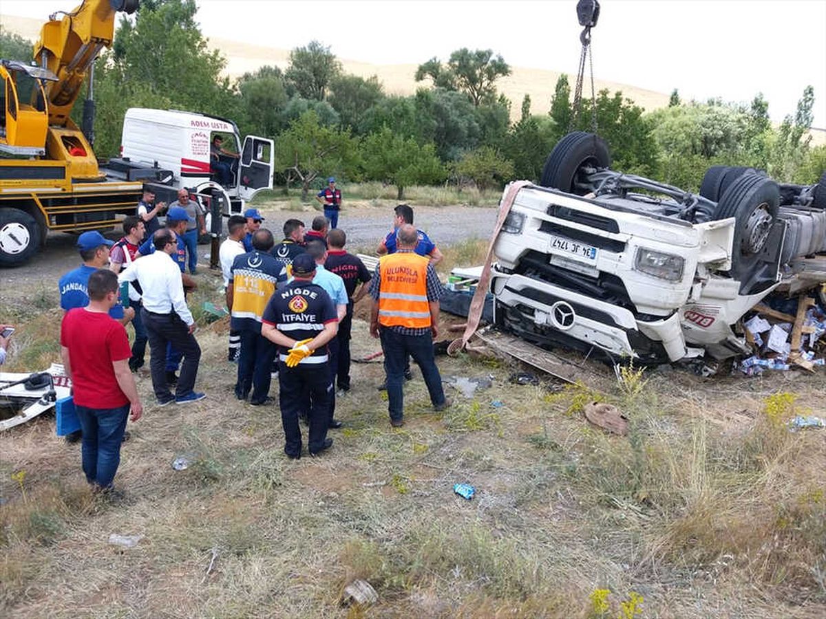 Niğde\'de Tır Şarampole Devrildi: 1 Ölü, 1 Yaralı