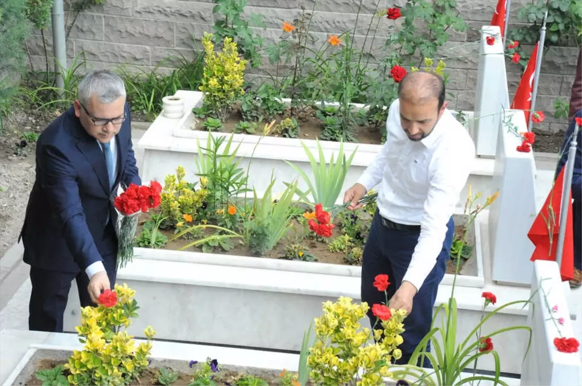 Niğde Protokolünden Şehitliğe Bayram Ziyareti