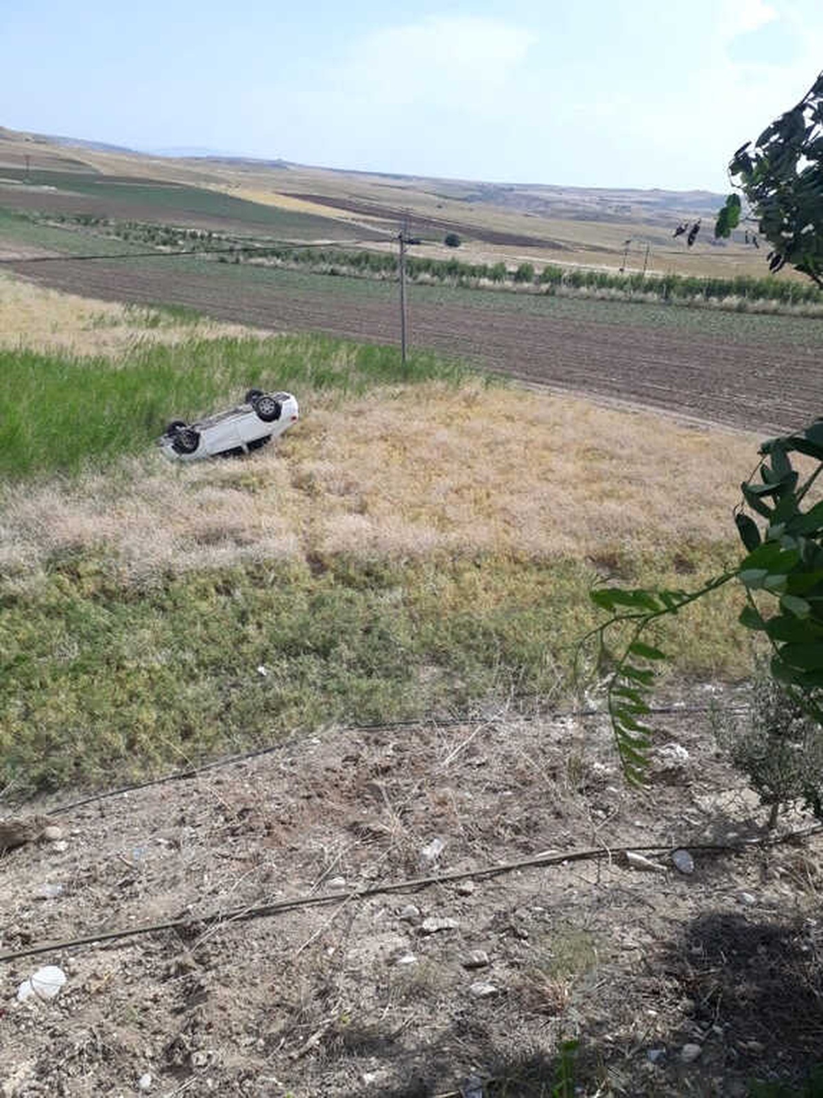 Otomobil Taklalar Atarak Tarlaya Uçtu: 2 Yaralı