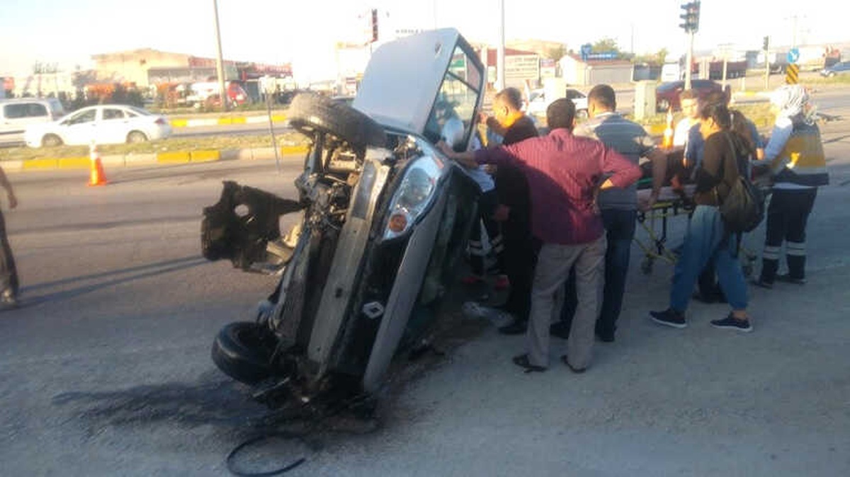 Otomobil, Trafik Levhalarına Çarptı: 5 Yaralı