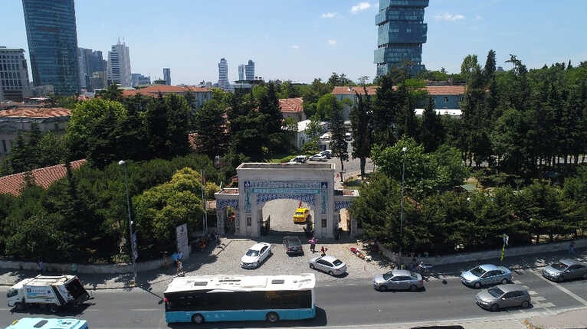 Zincirlikuyu Mezarlığı\'ndaki Bayram Yoğunluğu Havadan Görüntülendi