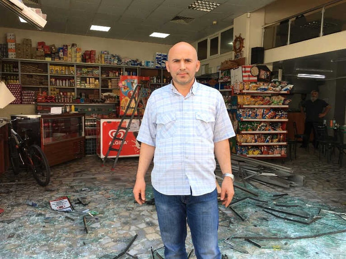 Kağıthane\'de Dükkana Dalan Aracın 2 Kişiyi Altına Alması Kamerada